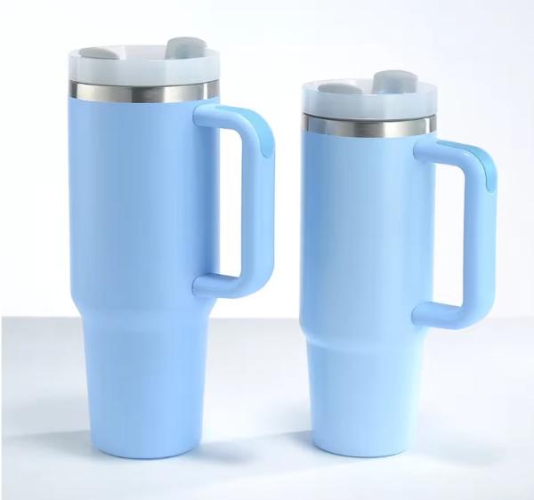 Aço inoxidável aspirador garrafa de água de desporto caneca isolado 40oz em massa