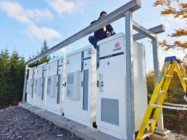 Système de stockage à batterie extérieur haute capacité 215 kWh ESS extérieur pour le rasage de pointe et la gestion de la charge