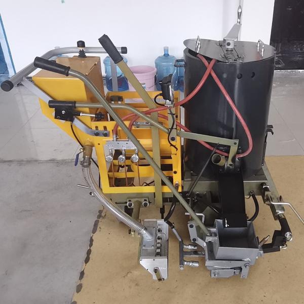 Battery Driving Tank Thermoplastic Road Lining Machine Street Striping Equipment