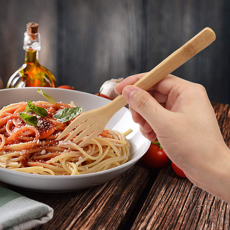 Flatware кухни устанавливает бамбуковые палочки солома вилки ложки ножа установила доказательство прессформы