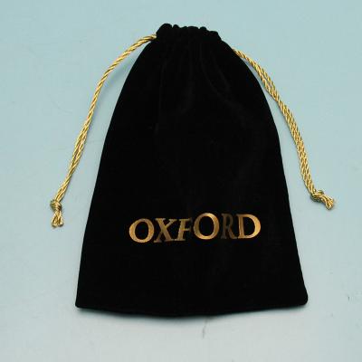 A joia preta do cordão de veludo ensaca com impressão personalizada do logotipo do ouro