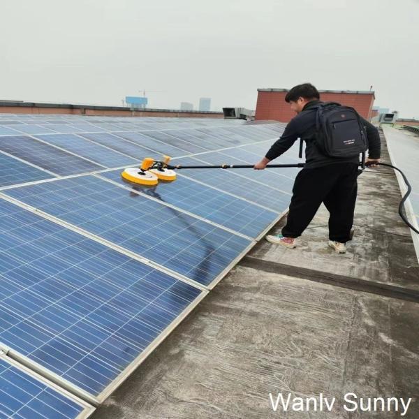 Limpeza de lugares altos Limpeza de painéis solares com poste alimentado com água de 3,5 m e 2 cabeças de escova de fio de nylon