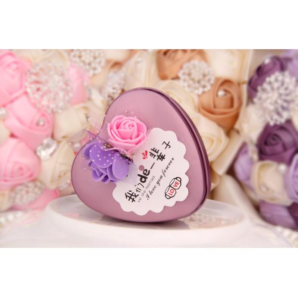 Lata de lata dada forma coração dos doces do casamento com tampa gravada, doces duros nas latas