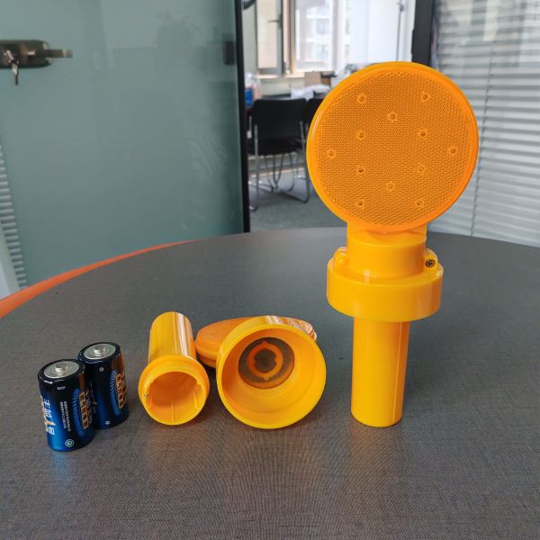 Solar Powered LED Traffic Warning Light with 19cm Diameter and Yellow Flashing Light for Road Safety