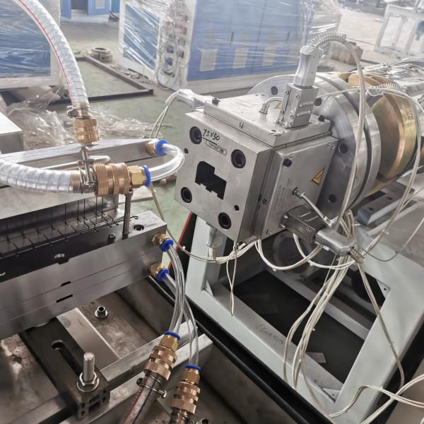 Machine d'extrusion innovante de cadre de porte en PVC avec décharge et coupe de matériau