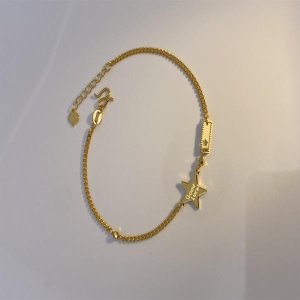 Un sofisticado brazalete de corazón de oro sólido de 18 caratos.