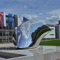 Espelho polido de aço inoxidável de 4 metros de altura Escultura polida Um coração pulsante