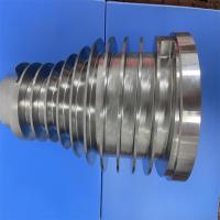 Un composant métallique usiné à la CNC finit la surface du manteau avec du fil et une gravure au laser