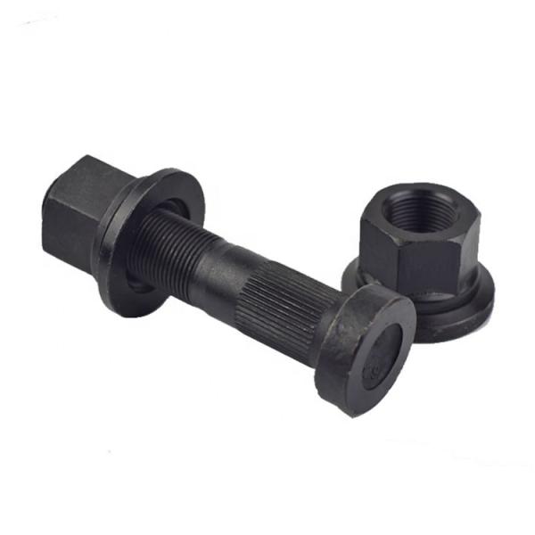 Твердое латунное колесо тяжелого грузовика скрепляет болтами гайки стержня для тележки