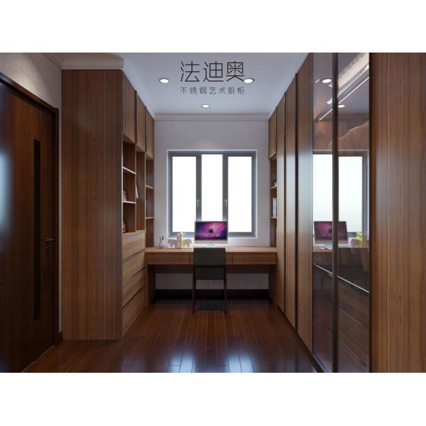 Elegancia tradicional china, efecto madera oscura, armario con acentos de vidrio y escritorio integrado