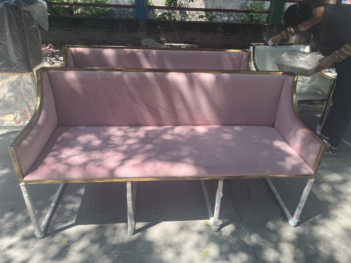 WENDING Pink Mauve Three-Seat Settee – Gold Trim Box-Style Wedding Reception Sofa