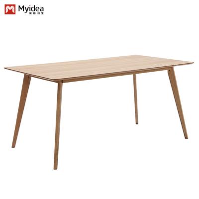 Une table à manger en bois moderne, fonctionnelle et facile à installer pour un appartement