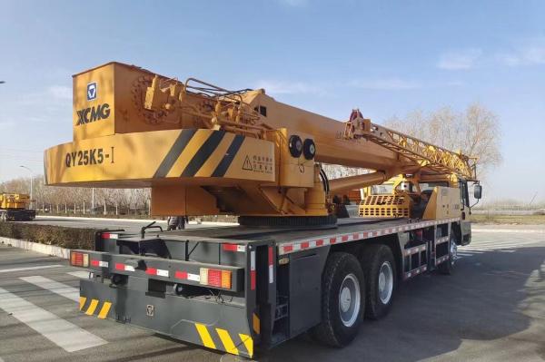 Une grue d'occasion de 25 tonnes à bas prix en bon état.