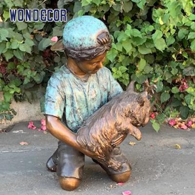 Decoração personalizada do jardim, estátua de bronze do vida-tamanho de um homem novo que joga com seu cão