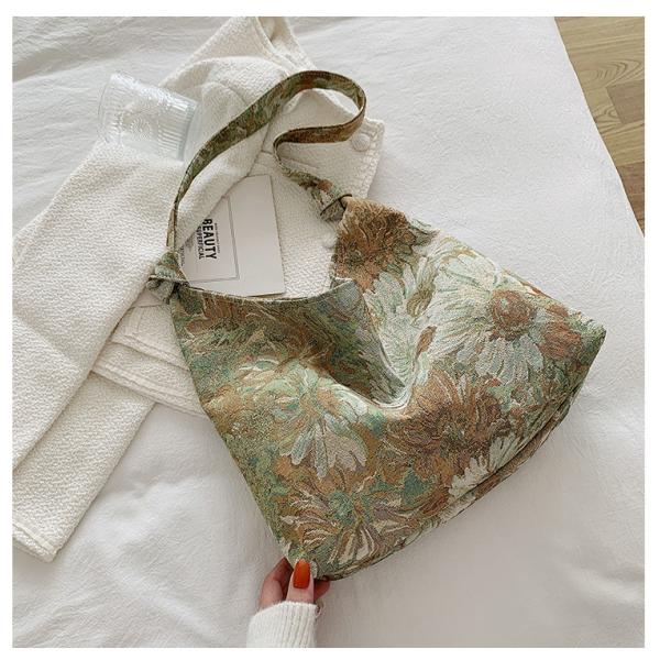 L'équipement est équipé d'un boîtier de poche, un sac à main, un sac à main, un sac à main, un sac à main, un sac à main.