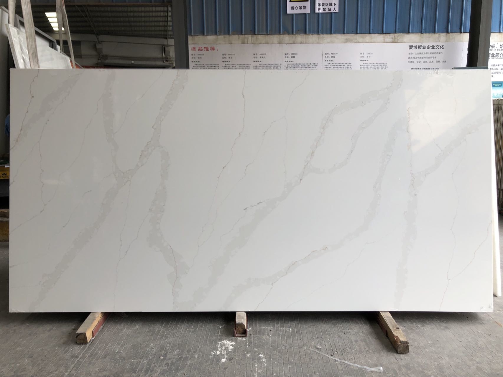 Кварц золота Calacatta для камня кварца Каррары кварца Backsplash Countertop кухни белого