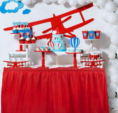 Tabela descartável vermelha coral que contorna para a festa de anos/banquete