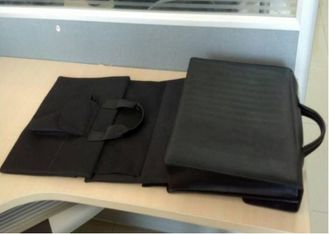 serviette à l'épreuve des balles noire tenue dans la main d'équipement de terrorisme de compteur de 44 * de 33 * 8.5cm