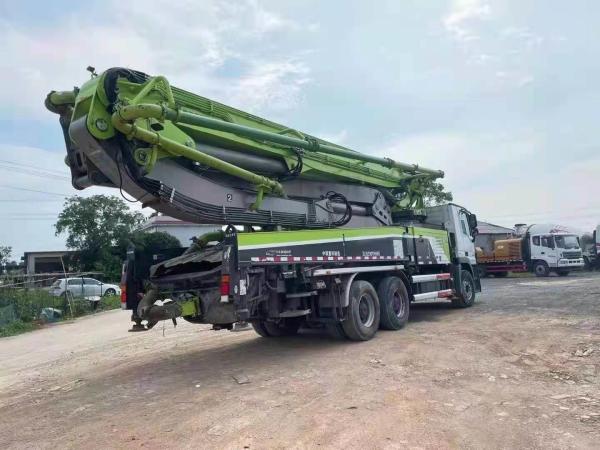 Alquiler de máquinas de construcción de hormigón caliente semi-seco tipo ZLJ5339THB con camión Mercedes Benz