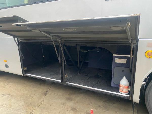 Used Yutong Buses ZK6107 Coach 49 Seats Tour Bus Luxury 2+2 Layout