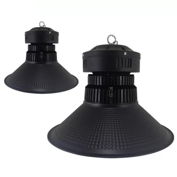 Le haut UFO argenté de baie de plafonniers de la baie 265V haut s'allume pour l