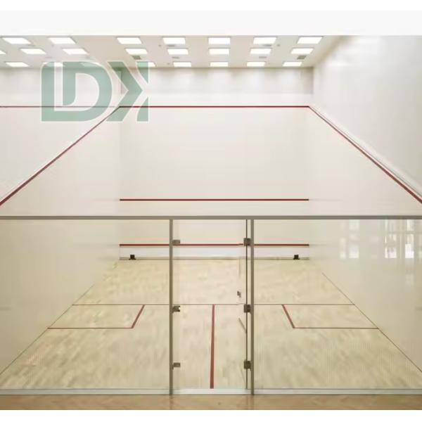Lugar de squash con pared frontal de vidrio templado y luces