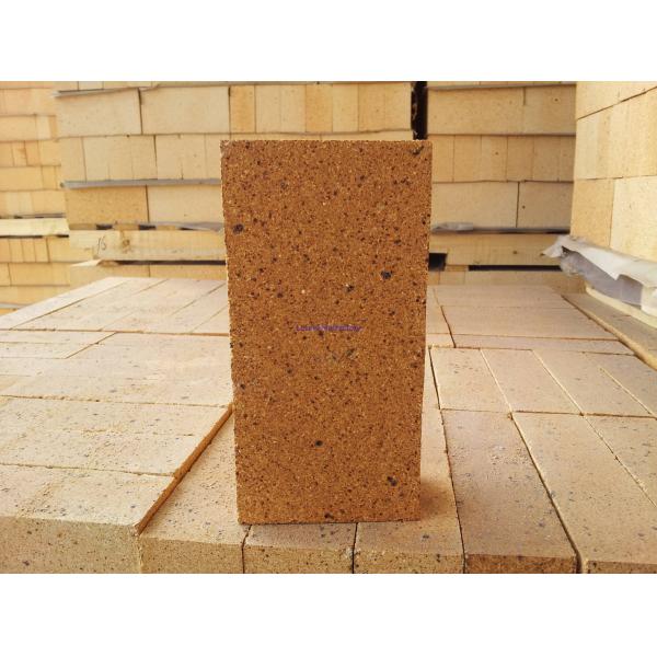 Легкий огнеупорный кирпич из глины