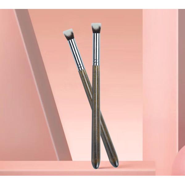 Единая кисть с синтетической щетиной для тонкой основы и нанесения консилера