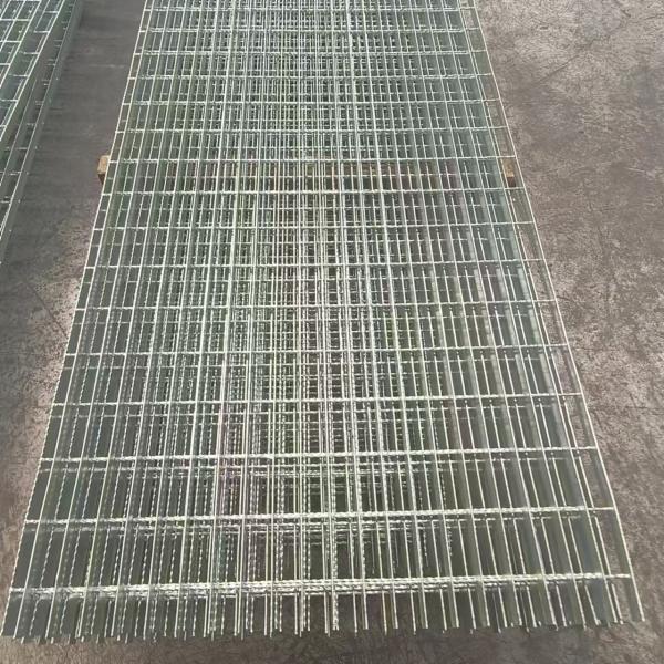 Packed Steel Serrated Galvanized Grating Grid Ready To Go Through Opening For Europe