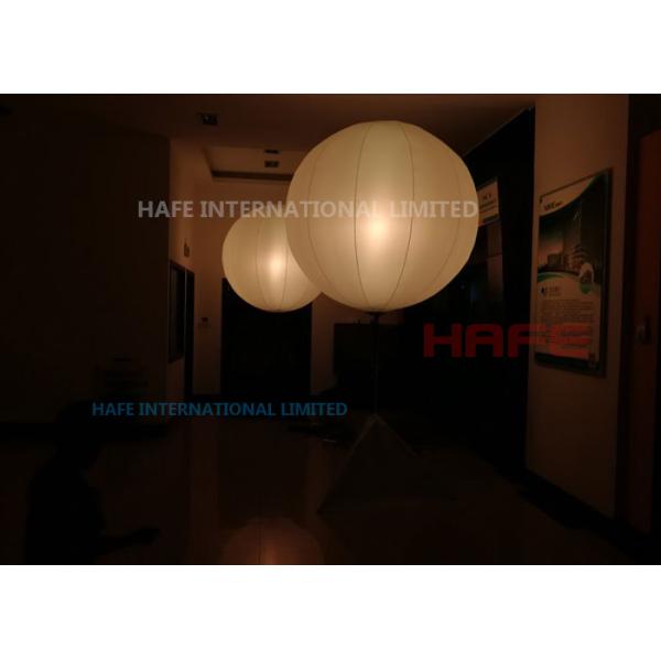 Розовый оранжевый свет вверх по воздушным шарам, зарево голубого зеленого цвета пурпурный желтый в темных воздушных шарах