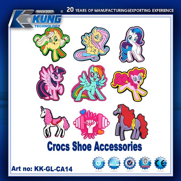 Adicione um pouco de diversão aos seus sapatos de jardim com o charme dos desenhos animados das sandálias EVA