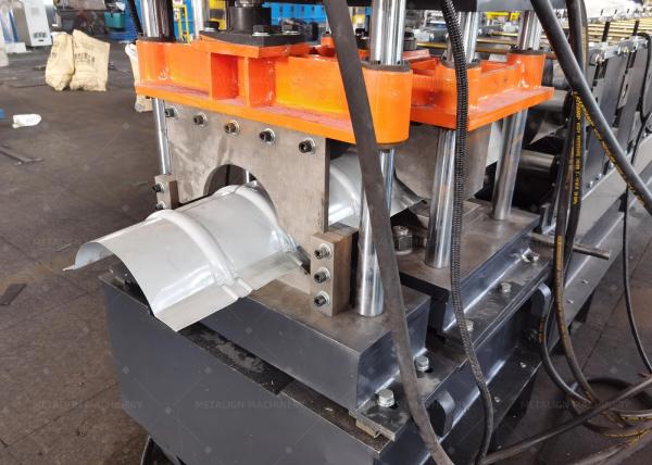Máquina perfiladora de cumbreras con 18 estaciones de conformado para cubiertas metálicas de 0.3-0.8 mm a 15-20 m/min