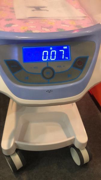 Branco do trole do bebê do hospital da carga do controle de sistema hidráulico 25kg da ucha do bebê da cama da criança do hospital