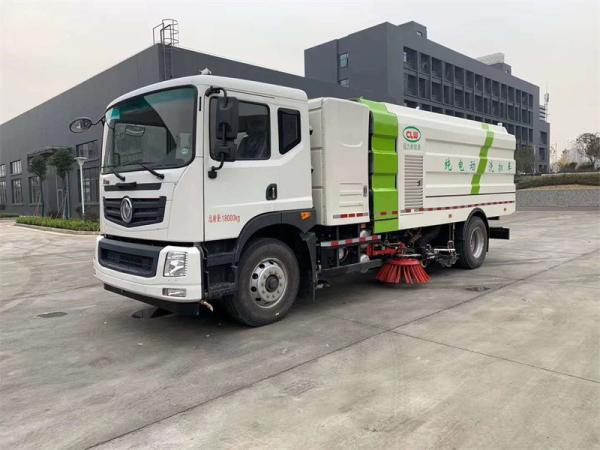 Machine à balayer multifonctionnelle de 16 cbm montée sur un camion pour les villes