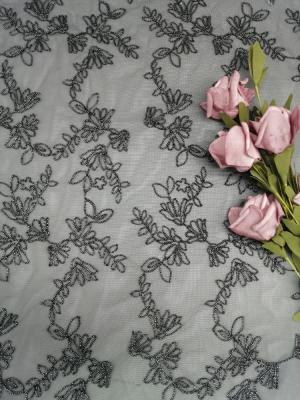 Bordado amarrado da flor preta por todo o lado na malha do tule da prata da tela do laço