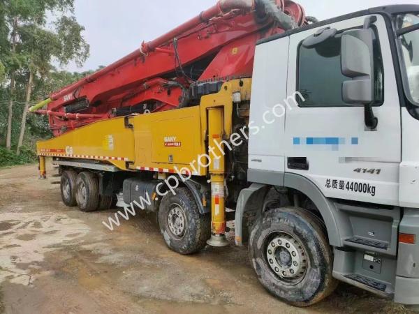 Pompes à béton à béton montées sur camion de 56 m pour le béton et les matériaux semi-séchés rouges