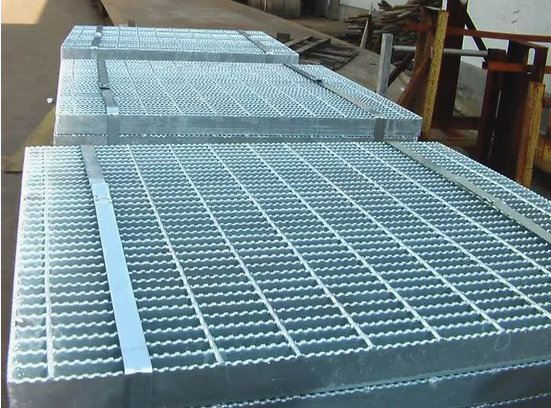 Anti-Slip Serrated Type Hot-DIP Galvanized Steel Bar Grating Heavy Duty Durable for Outdoor Drainage