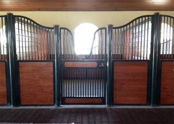 Estábulos de aço revestidos portáteis do cavalo do pó preto 3.6m 3.8m 4.0m