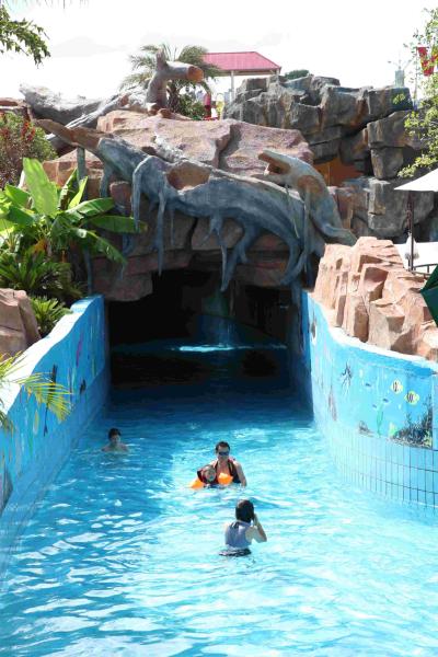 Rio preguiçoso do parque da água dos recursos de feriado fora do equipamento do campo de jogos para o parque do Aqua