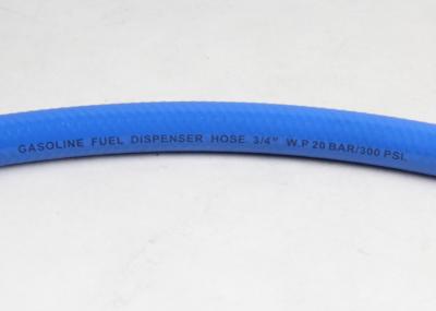A identificação 3/4 avança o único fio da mangueira flexível azul do distribuidor do combustível para o posto de gasolina