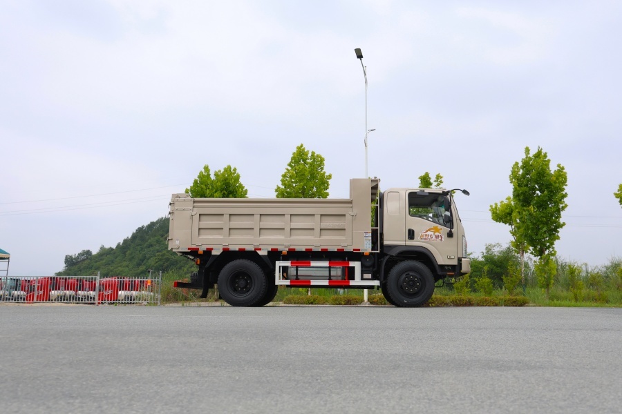 Export Dongfeng four-wheel-drive flathead dump truck