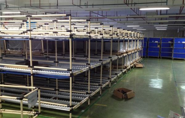 Da cremalheira de aço revestida do armazenamento do PE o armazenamento industrial do armazém submete a trilha de 85 rolos