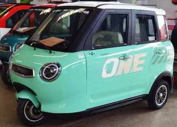 Spacious Design and Grade Ability 15-20° 1000W Enclosed Electric Three-Wheeler for Elderly