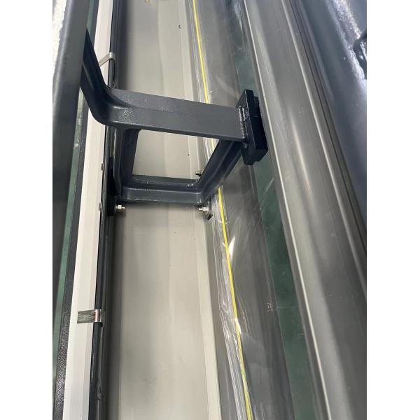 Тень двойной струи воды сопла сплетя