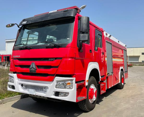 Caminhão de bombeiros de espuma HOWO 8000L 6x4 para pulverização de estradas de paisagem