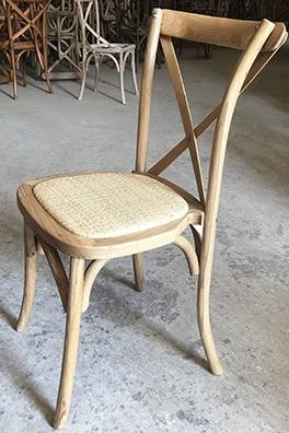 Finition en nitrolacque de style moderne en bois massif Chaise à manger empilable pour restaurant et mariage