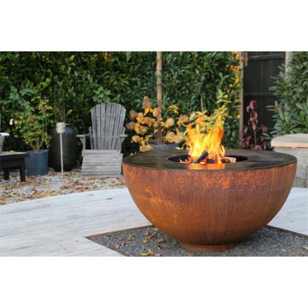 На открытом воздухе круглый ржавый гриль ямы огня Corten шара огня барбекю стальной располагаясь лагерем
