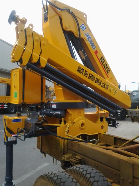 Durable XCMG Knuckle Boom Truck Mounted Crane , Cargo Crane Truck