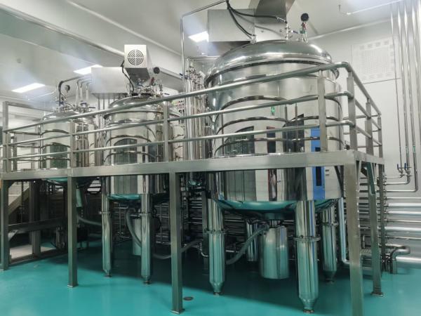 Máquina de mezcla de emulsificación a vacío de cosméticos líquidos fijos 3000L