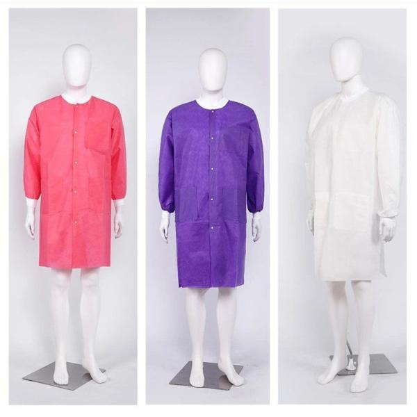 Открытые взрослые одноразовые лабораторные пальто с эластичными наручниками 60 GSM Полипропиленовая краска